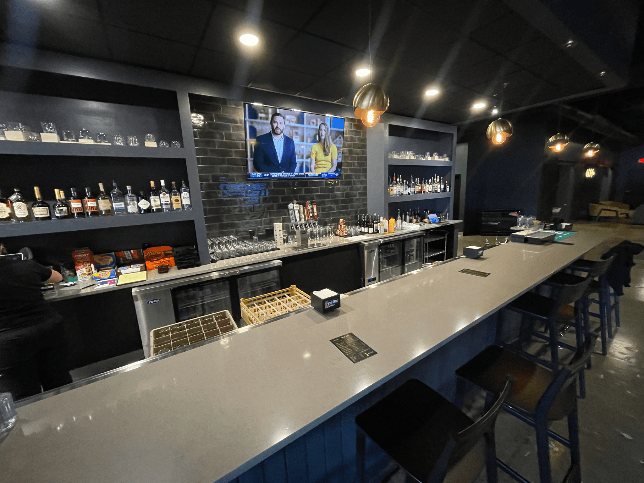 <p>Full Kitchen & Bar</p> 1